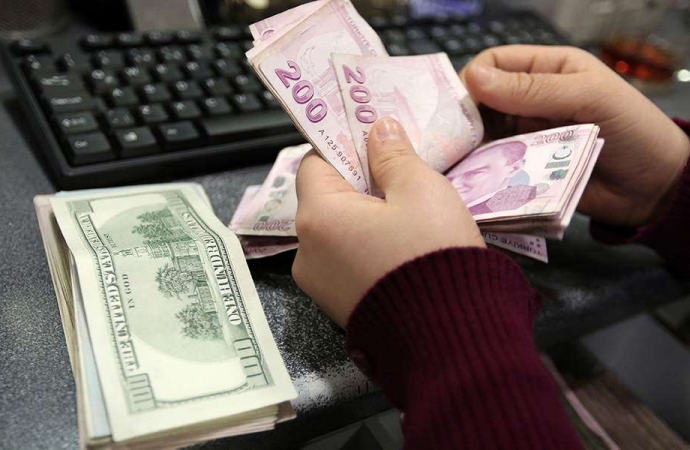 «Βουλιάζει» η τουρκική λίρα, παγιδευμένοι οι επενδυτές