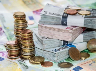 Κομισιόν: Με «διπλά βιβλία» εμφάνισε υπερπλεόνασμα η Ελλάδα