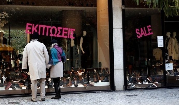 Ανοικτά και με εκπτώσεις τα καταστήματα την Κυριακή