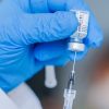 Aνοίγει την Πέμπτη η πλατφόρμα με τρία διαθέσιμα εμβόλια για τους 25 – 29 ετών