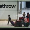 Βρετανία: Ενίσχυση των ταξιδιωτικών περιορισμών – Καραντίνα σε ξενοδοχεία και απειλές για φυλάκιση
