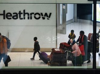 Βρετανία: Ενίσχυση των ταξιδιωτικών περιορισμών – Καραντίνα σε ξενοδοχεία και απειλές για φυλάκιση