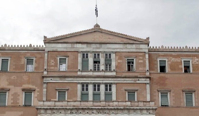 Eργασιακό ν/σ: Πολιτική σύγκρουση για τις διατάξεις «προστασίας της εργασίας»