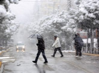 Οι χιονοπτώσεις σε Αττική, Εύβοια, Κυκλάδες και Κρήτη θα συνεχιστούν έως το πρωί της Τετάρτης