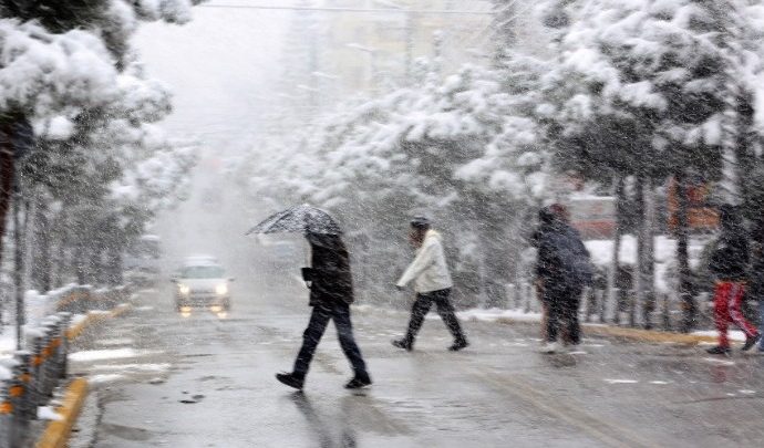 Οι χιονοπτώσεις σε Αττική, Εύβοια, Κυκλάδες και Κρήτη θα συνεχιστούν έως το πρωί της Τετάρτης