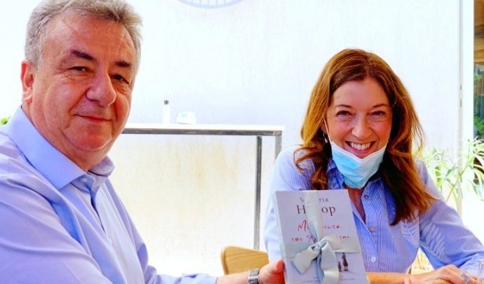 Στα γυρίσματα της νέας σειράς της ΕΡΤ «Καρτ ποστάλ», η Βικτόρια Χίσλοπ και ο περιφερειάρχης Κρήτης