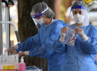 ΕΕ: Άμεση δράση από την Κομισιόν για τις μεταλλάξεις της COVID-19