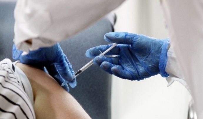 Μέσα στον Ιούνιο ανοίγει η πλατφόρμα για εμβολιασμό στις ηλικίες 20-29 – Αύριο για όλα τα εμβόλια στους 40-44 ετών