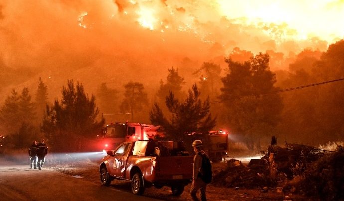 Απομακρύνθηκαν προληπτικά λόγω της μεγάλης φωτιάς στα Γεράνεια κάτοικοι του Αλεποχωρίου
