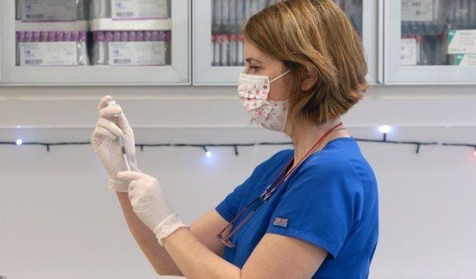 Handelsblatt: Η Ελλάδα και άλλες χώρες παράδειγμα για επιτυχή διαδικασία εμβολιασμού