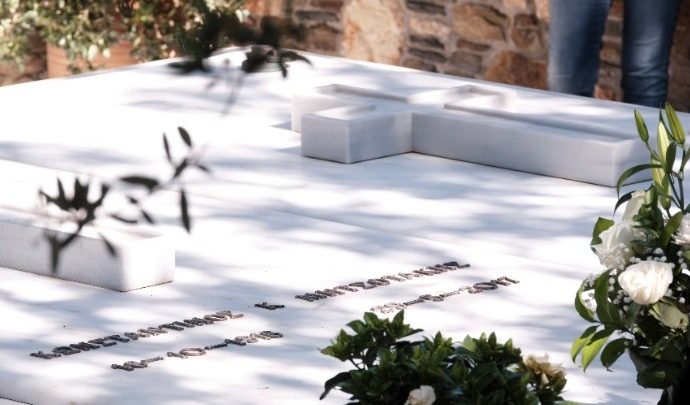 Ο πρωθυπουργός με την οικογένειά του, παρέστη στο μνημόσυνο για τη συμπλήρωση τεσσάρων χρόνων από το θάνατο του Κων. Μητσοτάκη
