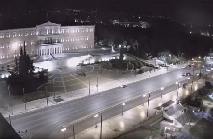 Σύνταγμα: Συνελήφθη 37χρονος σε αμόκ που κρατούσε καραμπίνα