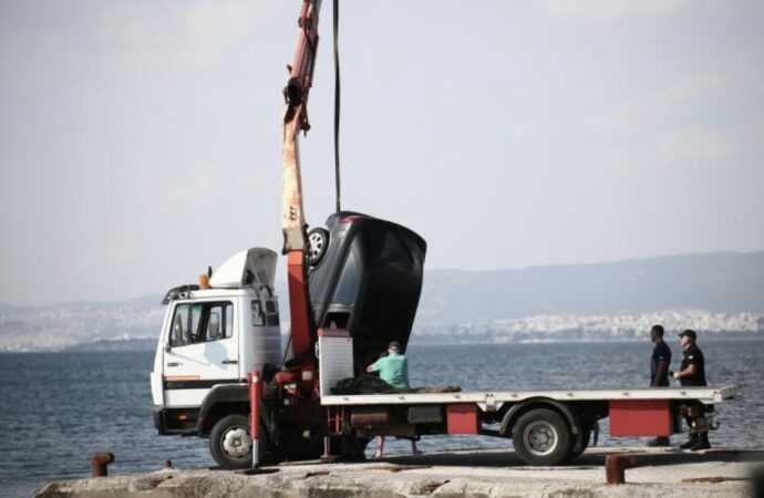 Θεσσαλονίκη: Μητέρα και γιος οι δύο νεκροί στο αυτοκίνητο που έπεσε στη θάλασσα