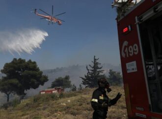 Πανόραμα Βούλας: Έφτασε στα σπίτια οι φωτιά