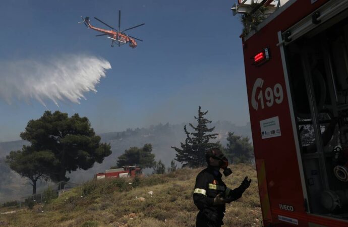 Πανόραμα Βούλας: Έφτασε στα σπίτια οι φωτιά