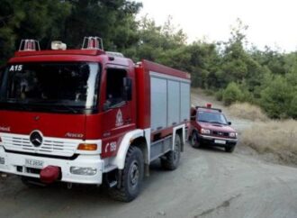 Υπό μερικό έλεγχο η πυρκαγιά σε εργοστάσιο στο Μενίδι