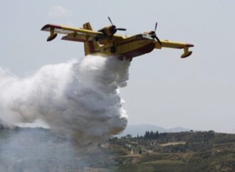 Φωτιά στην Ηλεία – Ξεκίνησαν να επιχειρούν τα εναέρια μέσα