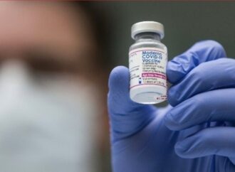 Βρετανία: Εγκρίθηκε το εμβόλιο της Moderna για την παραλλαγή Όμικρον