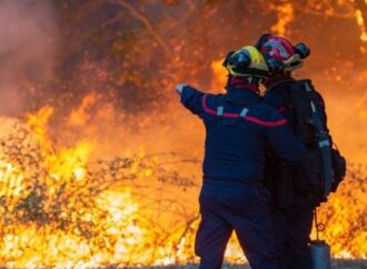 Η Ευρώπη σπεύδει να βοηθήσει τη Γαλλία, που συνεχίζει να βιώνει πύρινο εφιάλτη