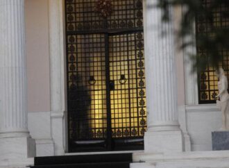 Σφοδρή πολιτική αντιπαράθεση για τις παρακολουθήσεις – Τη Δευτέρα η δήλωση Μητσοτάκη