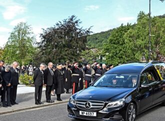 Η σορός της βασίλισσας Ελισάβετ μεταφέρεται σήμερα στο Εδιμβούργο