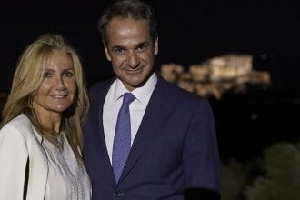 Στο Λονδίνο μεταβαίνει εκτάκτως ο πρωθυπουργός – Επιδεινώθηκε η υγεία του πατέρα της συζύγου του