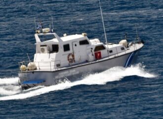 Τρεις συλλήψεις για τη βύθιση φορτηγίδας στη Δραπετσώνα – Καλά στην υγεία τους οι δύο επιβαίνοντες