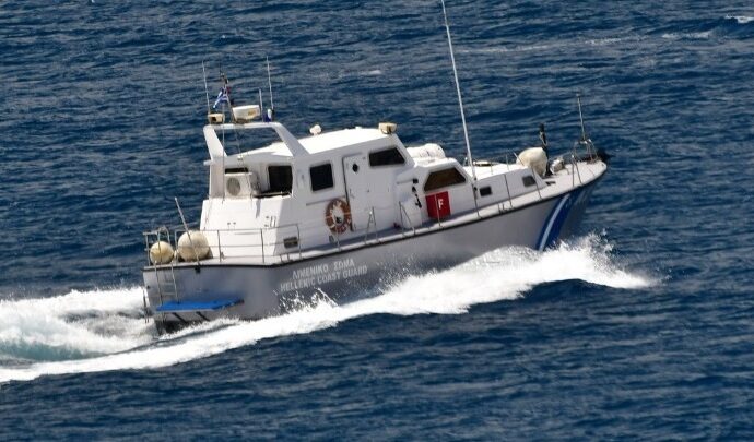 Τρεις συλλήψεις για τη βύθιση φορτηγίδας στη Δραπετσώνα – Καλά στην υγεία τους οι δύο επιβαίνοντες