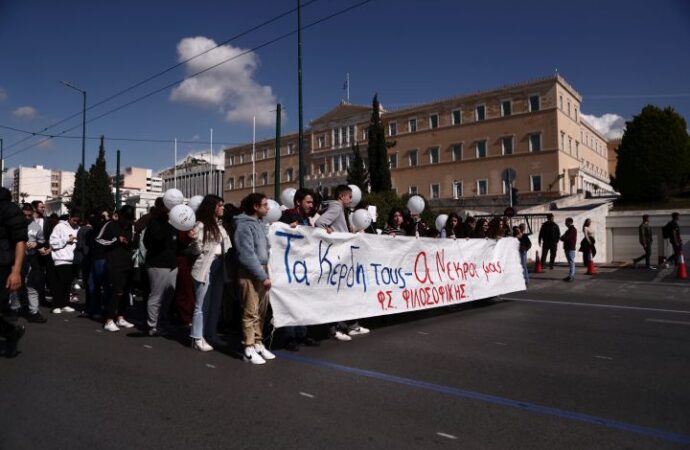 Στα γραφεία της Hellenic Train η φοιτητική πορεία για την τραγωδία των Τεμπών