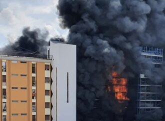 Ένας νεκρός και τουλάχιστον 17 τραυματίες από πυρκαγιά σε πολυκατοικία στη Ρώμη