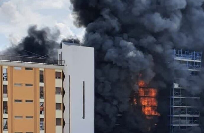 Ένας νεκρός και τουλάχιστον 17 τραυματίες από πυρκαγιά σε πολυκατοικία στη Ρώμη