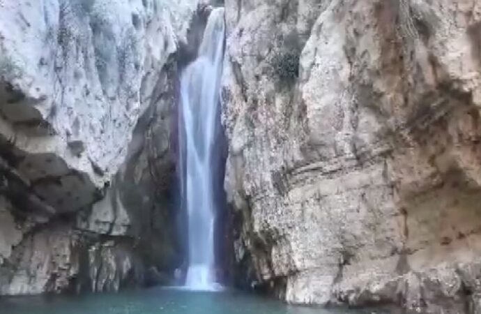 Το άγνωστο φαράγγι της Αιτωλοακαρνανίας με τον θεαματικό καταρράκτη