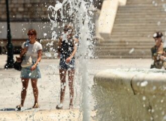 Καιρός: Υποχωρεί η αφόρητη ζέστη με πτώση της θερμοκρασίας – Σε ποιες περιοχές αναμένονται καταιγίδες