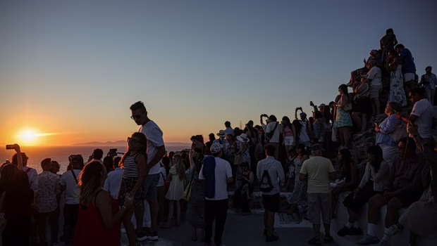 Από τα ελληνικά νησιά στα Τίρανα και τη Βαρκελώνη: Το βαρύ τίμημα του υπερτουρισμού στην Ευρώπη αποκαλύπτουν οι διαμαρτυρίες