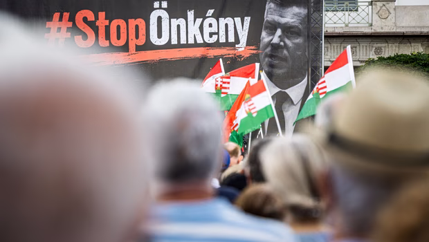 Συνταγματική ανατροπή στην Ουγγαρία για την απομάκρυνση του προέδρου Τάμας Σούλιοκ, τον οποίο αποκαλούν ανδρείκελο του Όρμπαν