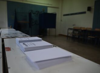 Δημοσκόπηση: Η ΕΛΑΣ παγιώνεται στη δεύτερη θέση – Μάχη για τους κεντρώους και τους ακομμάτιστους ψηφοφόρους