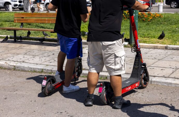 Γιατροί προειδοποιούν για το χάος με τα πατίνια στους δρόμους και τον κίνδυνο σοβαρών τραυματισμών