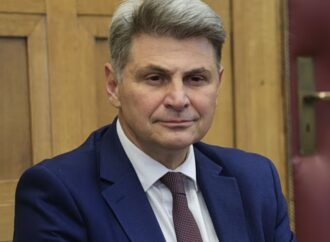 Ζητούν την παραίτηση Φαραντούρη και την ανάκληση της μετάθεσης της συζύγου του στη ΜΕΑ