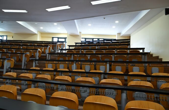 Νέο θεσμικό πλαίσιο για τα δημόσια πανεπιστήμια με στόχο την υπηρεσία της γνώσης, της δημοκρατίας και της κοινωνίας