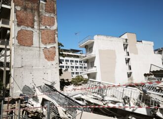 Σε απόγνωση οι ένοικοι της πολυκατοικίας που κατέρρευσε στα Πετράλωνα – Χάσαμε ό,τι είχαμε και δεν είχαμε