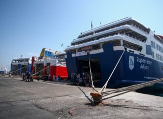 Θυελλώδεις άνεμοι στο Αιγαίο: Απαγορευτικό απόπλου από Ραφήνα για τις Κυκλάδες