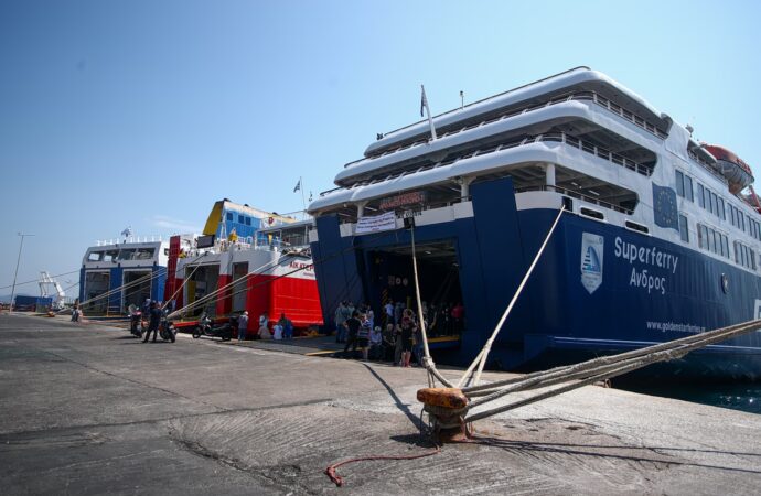 Θυελλώδεις άνεμοι στο Αιγαίο: Απαγορευτικό απόπλου από Ραφήνα για τις Κυκλάδες