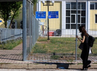 Μητέρα θύματος στη δίκη για τα Τέμπη: Δεν έπρεπε να αφήσουν τα παιδιά μας να μπουν στα τρένα
