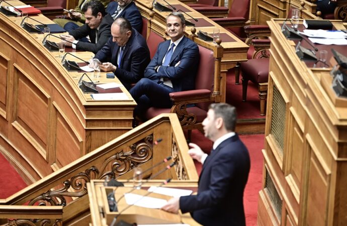 Επίθεση Ανδρουλάκη σε Μητσοτάκη: Από τις σκιές στο απόλυτο σκοτάδι της διαφθοράς – Ερωτήματα για νέο σκάνδαλο τύπου ΟΠΕΚΕΠΕ στην ανακύκλωση