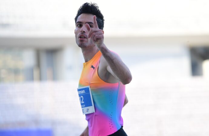 Πόλος έλξης ο Τεντόγλου, δεν σταμάτησε να υπογράφει αυτόγραφα