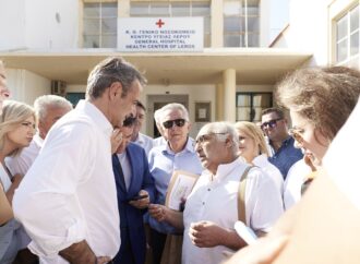 Μητσοτάκης: Το ΕΣΥ κινείται στη σωστή κατεύθυνση – Αντιδράσεις για την επίσκεψη σε νοσοκομείο χωρίς γιατρούς στη Λέρο