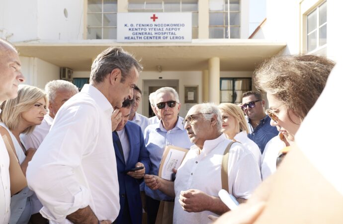 Μητσοτάκης: Το ΕΣΥ κινείται στη σωστή κατεύθυνση – Αντιδράσεις για την επίσκεψη σε νοσοκομείο χωρίς γιατρούς στη Λέρο