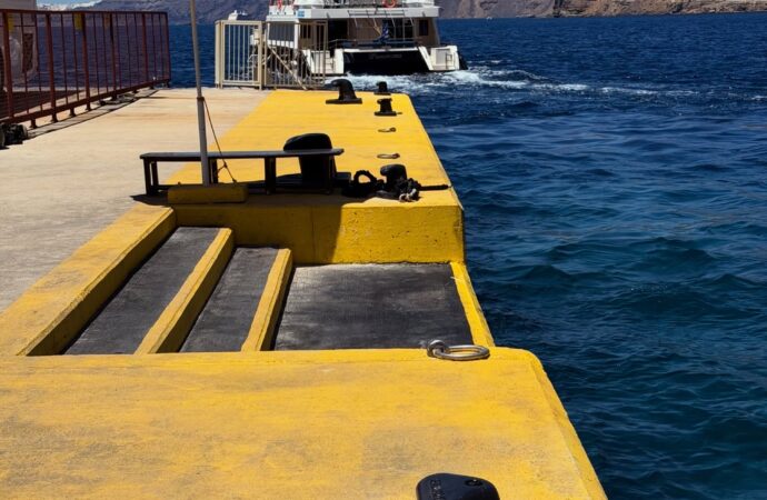 Το Δημοτικό Λιμενικό Ταμείο Θήρας εγκαθιστά 35 νέες δέστρες στα λιμάνια του νησιού