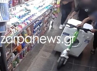 Χανιά: Μετέφεραν πλυντήριο ρούχων με ηλεκτρικό πατίνι – Δείτε το βίντεο