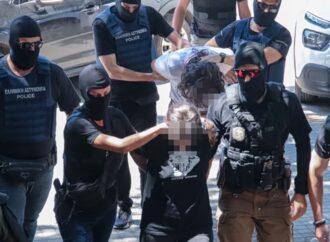 Ενώπιον της ανακρίτριας οι τρεις κατηγορούμενοι για τη φονική εμπρηστική επίθεση στο σπίτι της οικογένειας Νέστορα